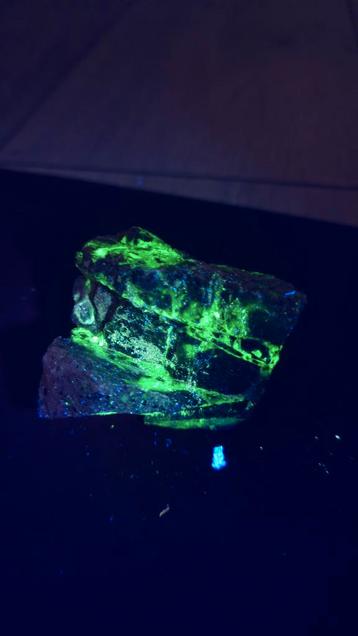 Hyaliet op matrix thomas range usa (uranium)  beschikbaar voor biedingen