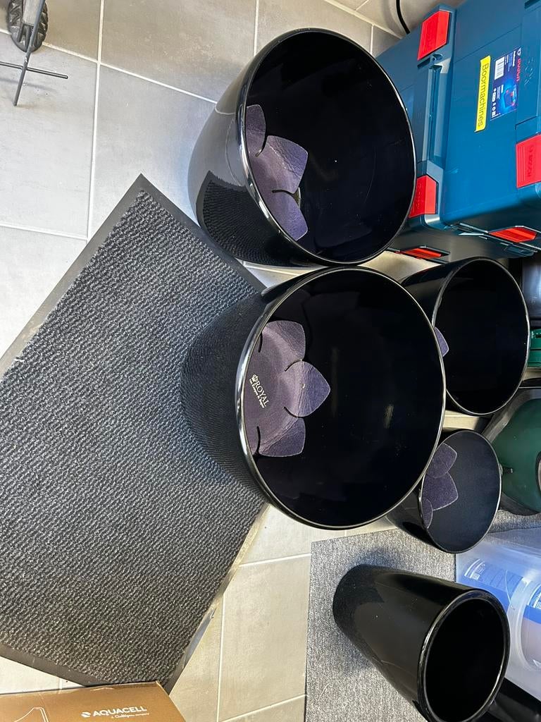4 zwarte bloempotten en 1 vaas, Ophalen, Zo goed als nieuw, Zwart, Steen