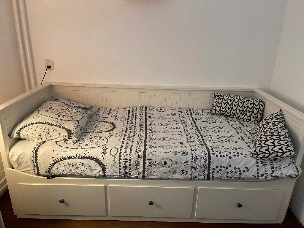 Een net IKEA Hemnes bed 80 x 200 /160 x200, Huis en Inrichting, Slaapkamer | Bedden, Gebruikt, Eenpersoons, 80 cm, 200 cm, Hout