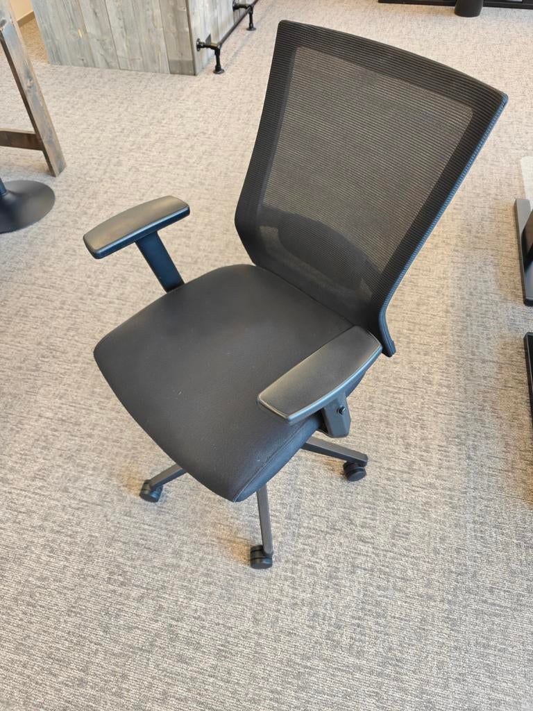 Zwarte bureaustoel met netrugleuning, Ophalen