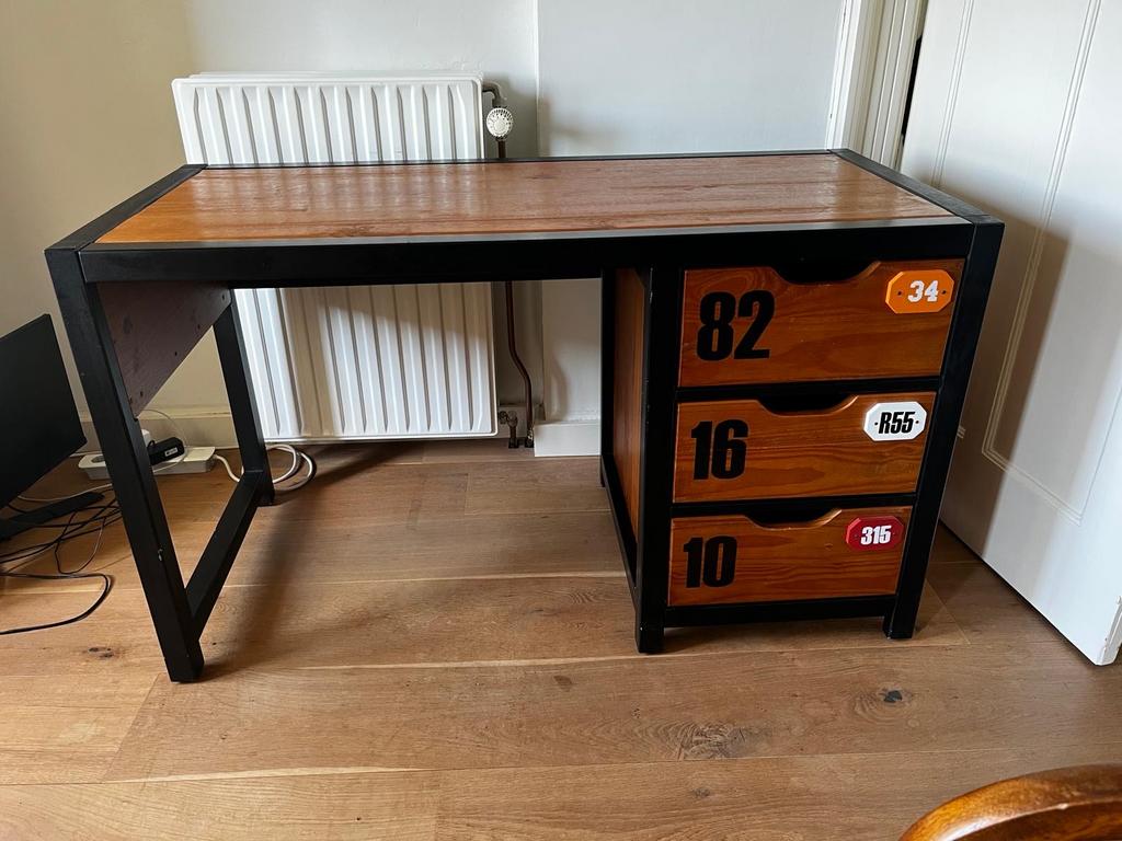 Stoer houten jongensbureau met lades - Industrieel design, Gebruikt, Bruin, Ophalen of Verzenden, Industrieel