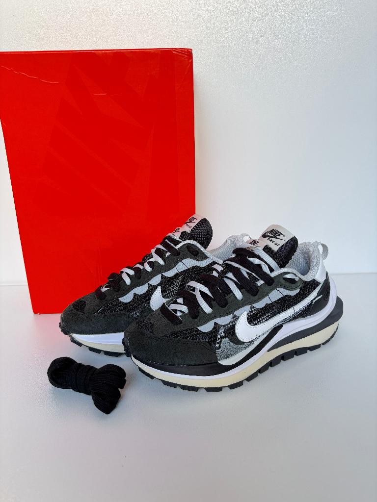 NIKE SACAI Grijs wit limited edition NIEUWE sneakers Maat 38, Kleding | Dames, Schoenen, Nieuw, Ophalen of Verzenden, Sneakers of Gympen