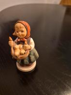 Hummel beeldje meisje met mandje kuikens, Verzamelen, Beelden en Beeldjes, Ophalen of Verzenden, Zo goed als nieuw, Hummel