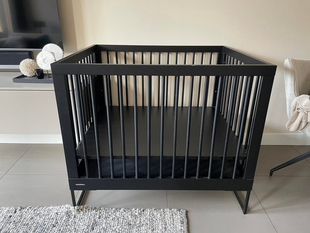 Kidsmill baby box hout zwart Modular, Kinderen en Baby's, Boxen, Gebruikt, Vierkant, In hoogte verstelbaar, Boxkleed, Ophalen of Verzenden