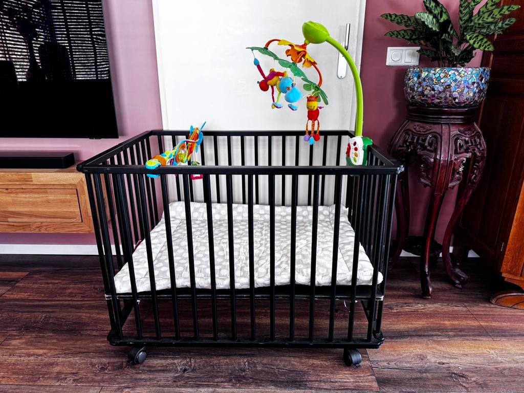 Inklapbare zwarte box( met kleed/muziekmobiel/ speeltje, Kinderen en Baby's, Boxen, Ophalen, Zo goed als nieuw