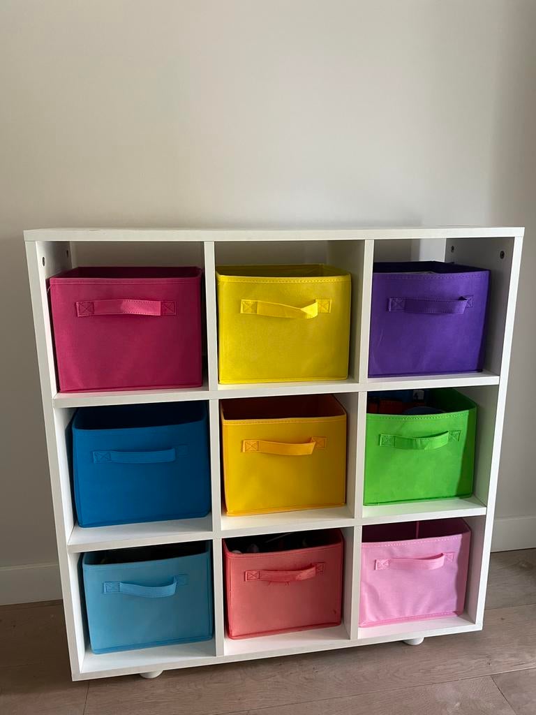 Wit kastje met 9 gekleurde opbergmandjes, Kinderen en Baby's, Kinderkamer | Overige Meubels, Ophalen, Gebruikt, Kast
