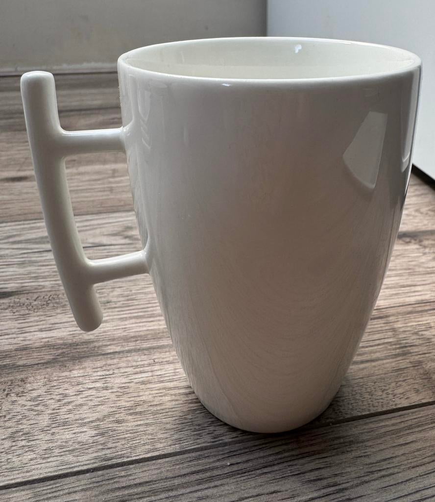 Servies Young Squito wit, Huis en Inrichting, Keuken | Servies, Ophalen of Verzenden, Zo goed als nieuw, Overige stijlen, Kop(pen) en/of Schotel(s)