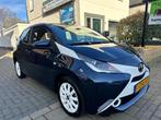 Toyota AYGO 1.0 VVT-I X-PLAY achteruitrij camera, Auto's, Toyota, Voorwielaandrijving, Euro 5, Gebruikt, Met garantie (alle)