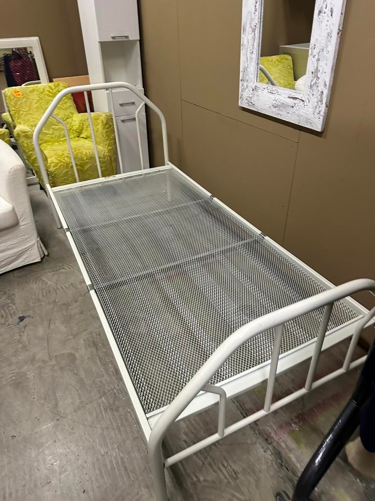 Een persoon bed met matras, Huis en Inrichting, 90 cm, Eenpersoons, Ophalen of Verzenden, Zo goed als nieuw