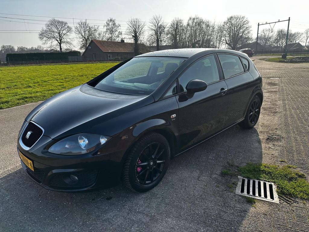 Seat Leon 1.2 TSI 77KW 2010 Zwart, Auto's, Voorwielaandrijving, Metallic lak, Stof, Zwart