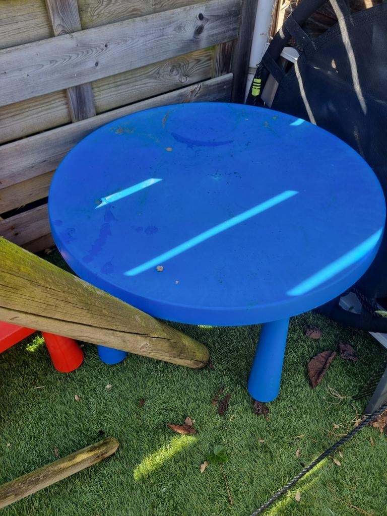 IKEA kinder tafel met stoelen (blauw, rood, geel), Kinderen en Baby's, Kinderkamer | Tafels en Stoelen, Ophalen, Gebruikt, Tafel(s) en Stoel(en)
