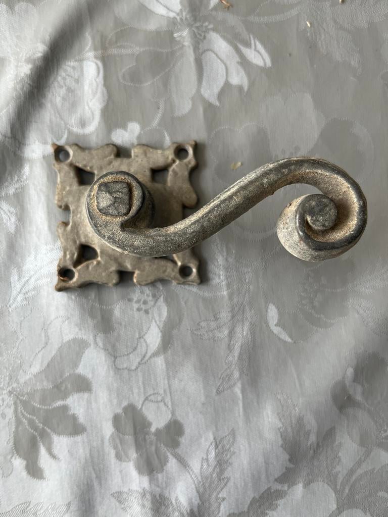 Antieke gietijzeren deurklink met krulmotief, Ophalen of Verzenden