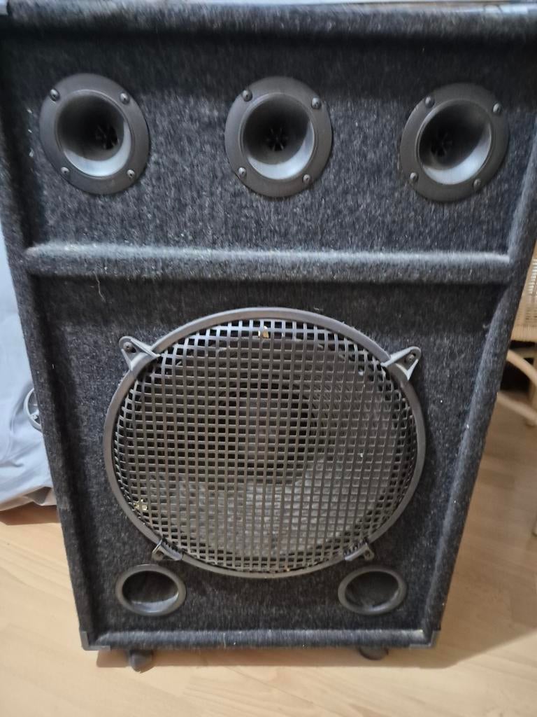 2 x boxen / speakers  met stevige ombouw., Gebruikt, 60 tot 120 watt, Front, Rear of Stereo speakers, Ophalen