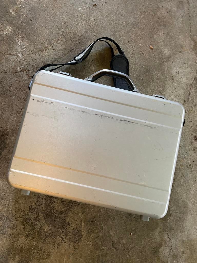 Aluminium actekoffer van Dicota , jaren 80