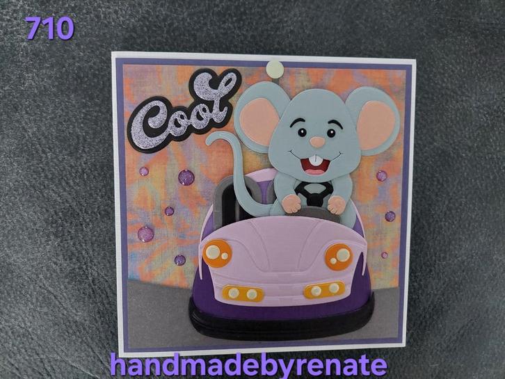 Nr. 710 Handgemaakte wenskaart muisje in botsauto, Hobby en Vrije tijd, Kaarten | Zelfgemaakt, Nieuw, Overige thema's, Ophalen of Verzenden