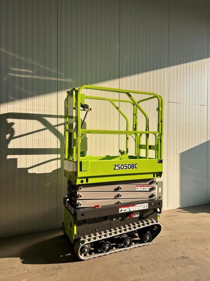 Nieuw - Rupsschaarhoogwerker - Zoomlion ZS0508C - Compact., Zakelijke goederen, Machines en Bouw | Liften, Steigers en Ladders