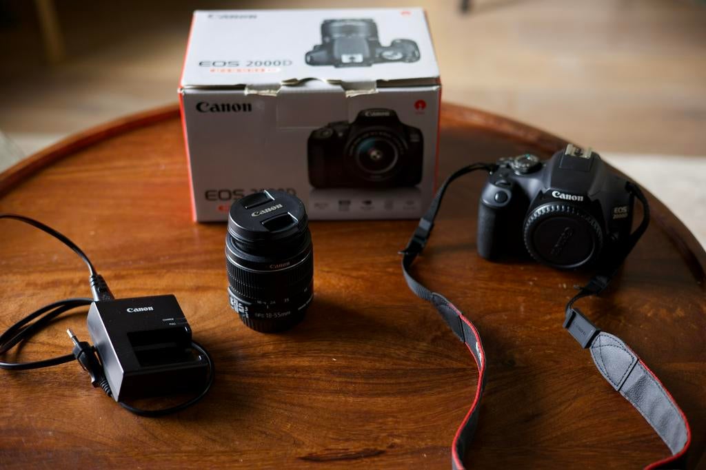 Canon eos 2000D + 18-55mm lens - in zeer goede staat, Ophalen of Verzenden, Zo goed als nieuw, Canon, Geen optische zoom