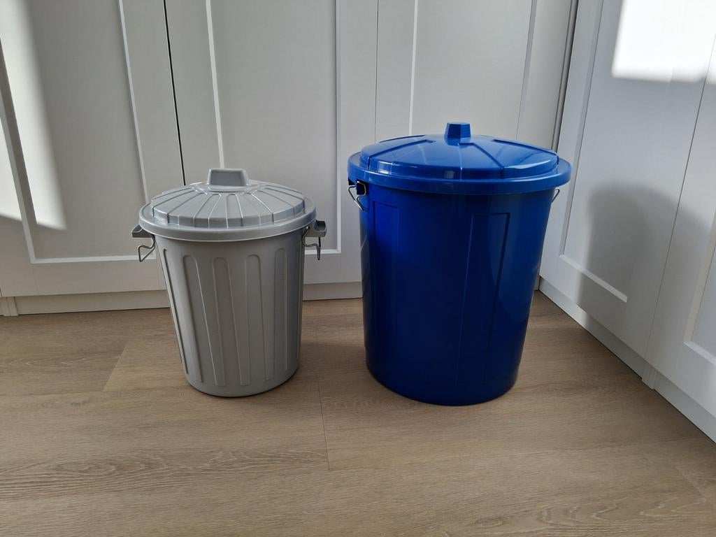 Voedertonnen met deksel, Ophalen, Zo goed als nieuw