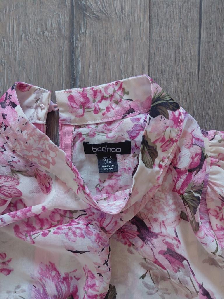 Boohoo bloemenjurk met ruches en pofmouwen, Kleding | Dames, Boohoo, Ophalen of Verzenden, Zo goed als nieuw, Roze