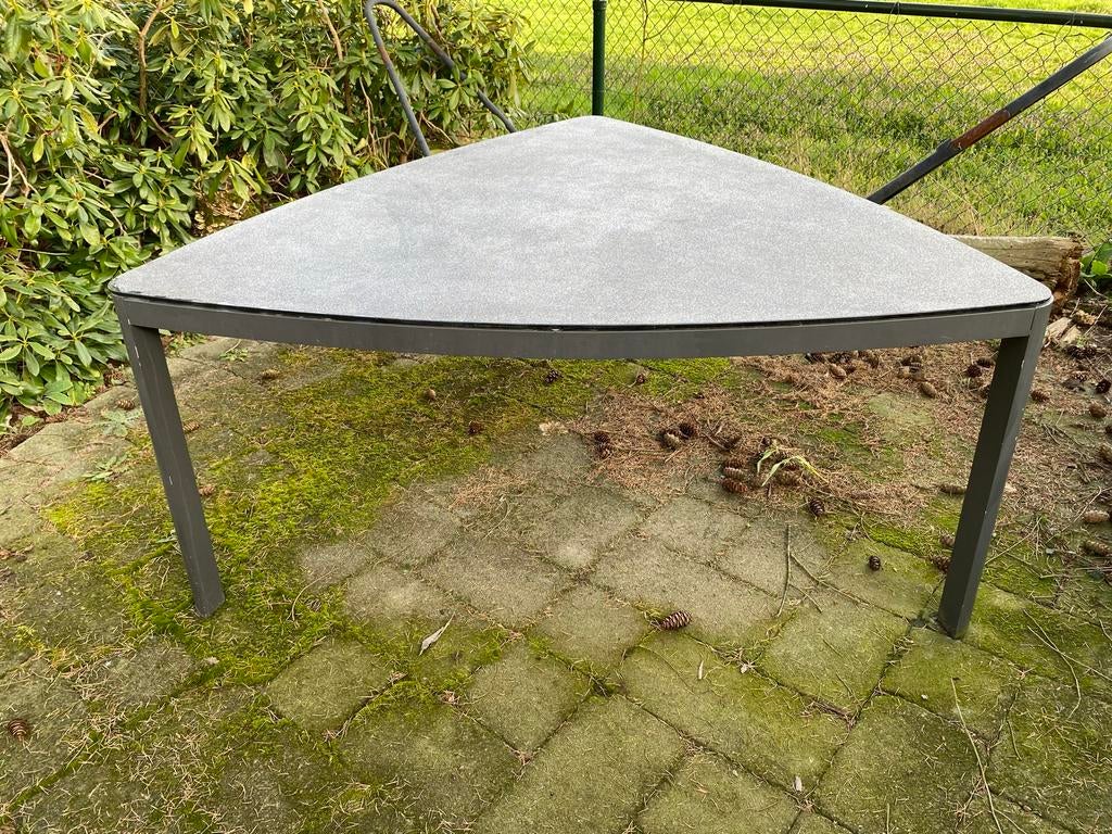 Gratis driehoekige tuintafel met glasplaat en metalen poten, Tuin en Terras, Tuintafels, Ophalen, Gebruikt, Metaal