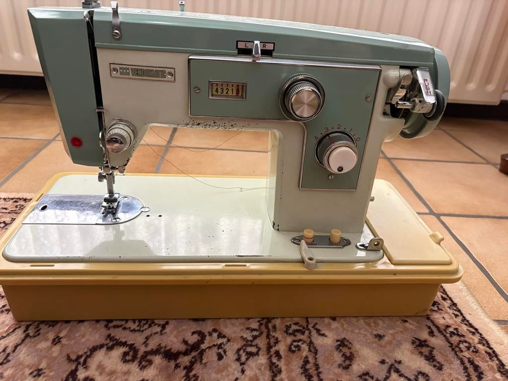 Oude naaimachine vendomatic, Ophalen