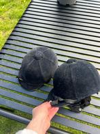 Gratis: 2 paardrijcaps 55cm, Dieren en Toebehoren, Paarden en Pony's | Overige Paardenspullen, Ophalen, Gebruikt