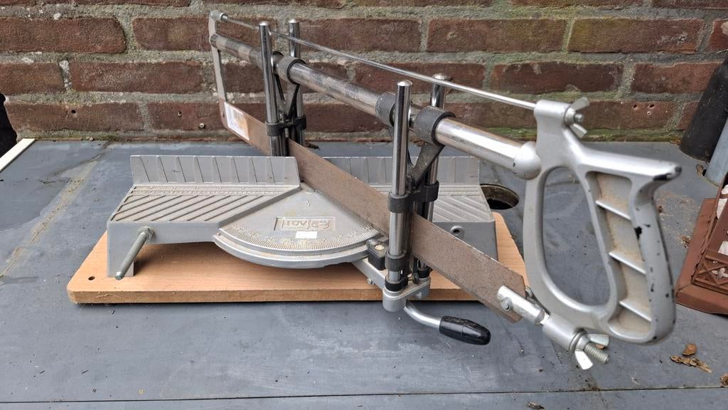 Verstekzaag - Handige zaag voor precieze hoeken wordt niet v, Ophalen of Verzenden, Gebruikt, Afkortzaag