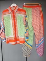 Leuk kleurrijk pak bestaande uit blouse en pofbroek mt S, Kleding | Dames, Onbekend, Ophalen of Verzenden, Zo goed als nieuw, Maat 36 (S)