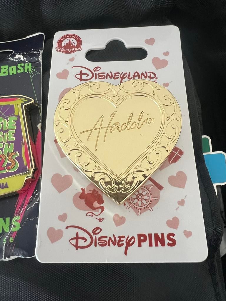 Disneyland Paris pins - Prince serie, Verzamelen, Ophalen of Verzenden, Overige figuren, Zo goed als nieuw, Beeldje of Figuurtje