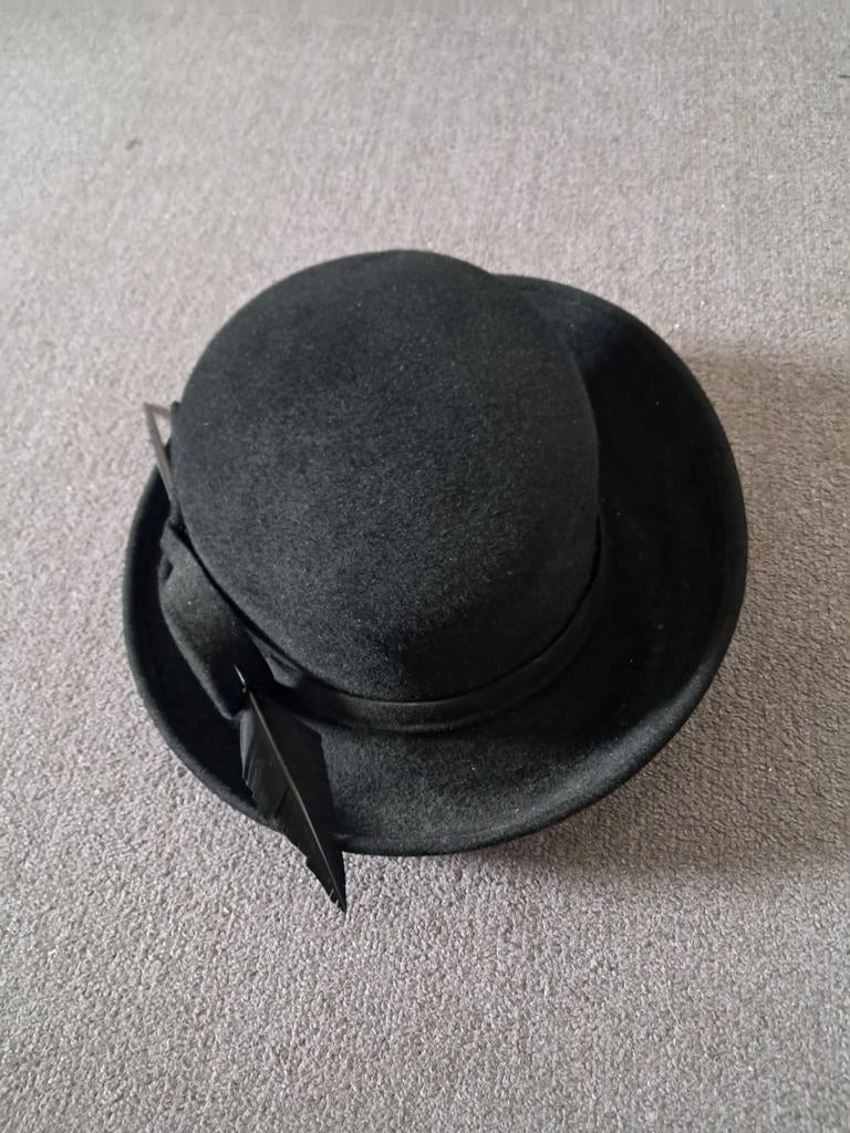 Zwarte hoed met veer, Ophalen of Verzenden, Zo goed als nieuw, One size fits all