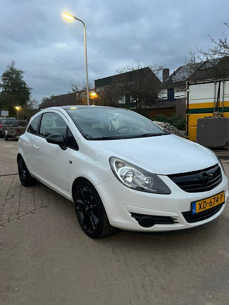 Opel Corsa 1.4 64KW 3D 2010 Wit, Auto's, Opel, Voorwielaandrijving, 40 €/maand, 1398 cc, 4 cilinders