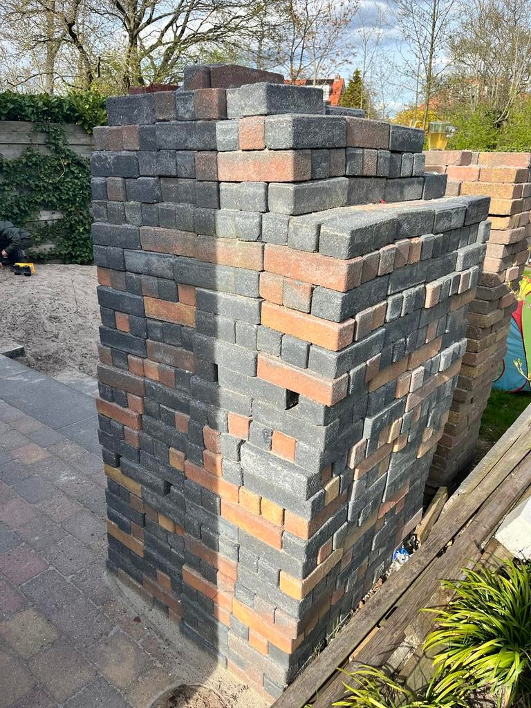 Gratis af te halen: Klinkers grijs/rood (ca. 1000 stuks), Tuin en Terras, Tegels en Klinkers, Ophalen, Gebruikt, Klinkers, 10 m² of meer