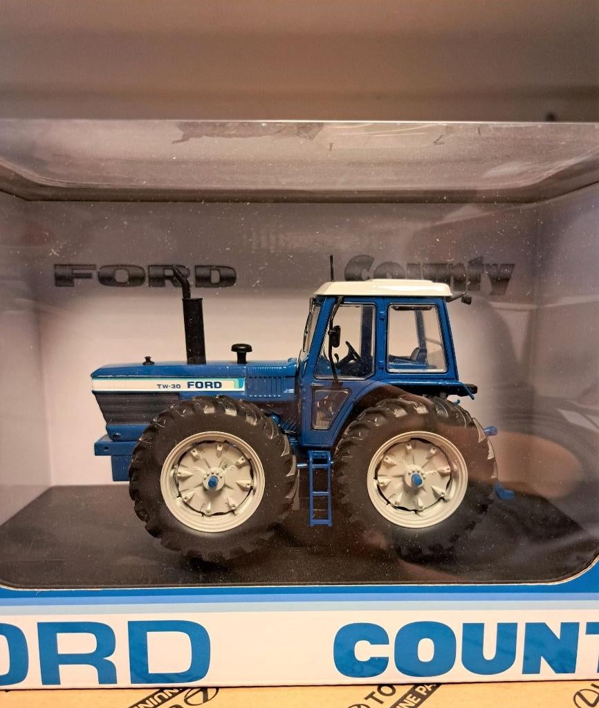 Ford COUNTY 1884 TW30 Tractor Universal Hobbies UH 1:32 New, Ophalen of Verzenden, Nieuw, Tractor of Landbouw, Universal Hobbies