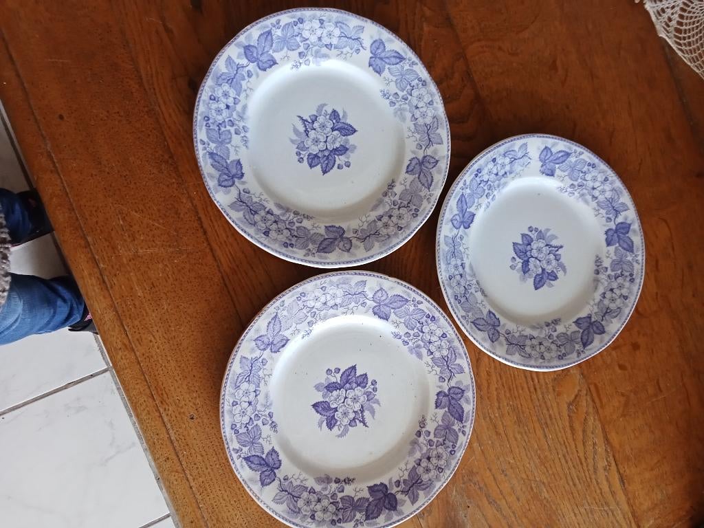 3 ontbijt borden boch freres in lila serie RONSE, Antiek en Kunst, Ophalen of Verzenden