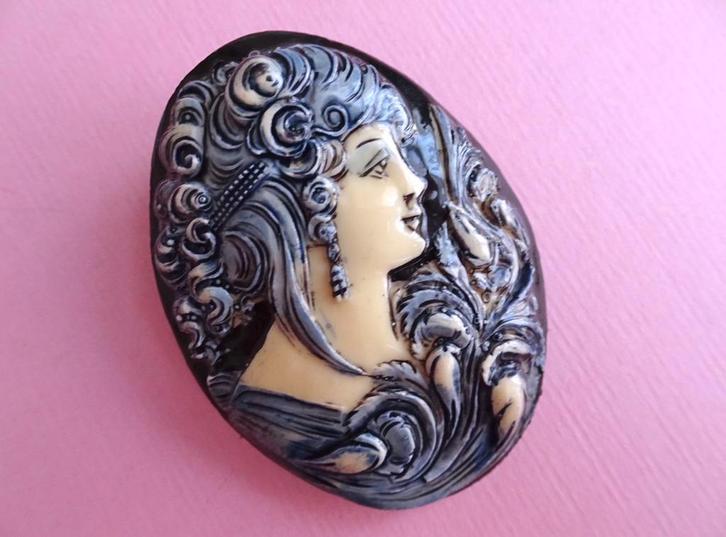 jwg Vintage 60s 70s camee portret broche donkerblauw crème, Sieraden, Tassen en Uiterlijk, Broches, Zo goed als nieuw, Overige materialen