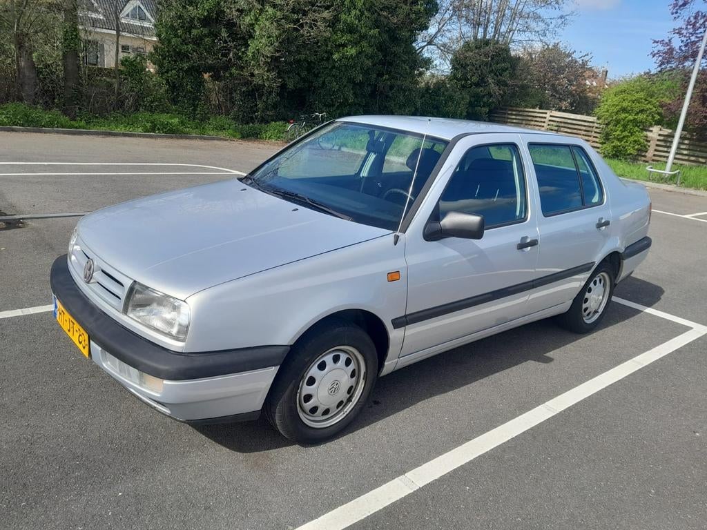 Volkswagen Vento 1.6 CL 55KW E2 1994 Grijs, Auto's, Voorwielaandrijving, Stof, Zwart, 4 cilinders