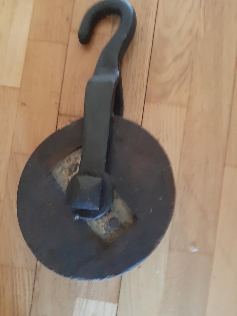 Oude zware houten haspel met koper en ijzeren haak, Ophalen