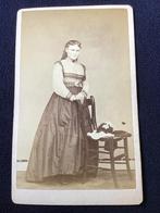 CDV, Jongedame, P. VELDERS, ‘S GRAVENHAGE, oud, dun karton, Ophalen of Verzenden, Voor 1940, Gebruikt, Foto