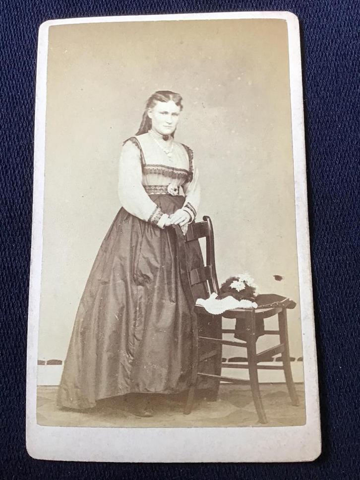 CDV, Jongedame, P. VELDERS, ‘S GRAVENHAGE, oud, dun karton, Verzamelen, Foto's en Prenten, Gebruikt, Foto, Voor 1940, Ophalen of Verzenden