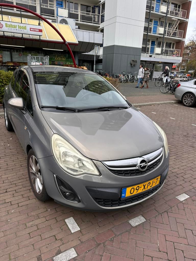 Opel Corsa 1.2 16V 3D 2012 Bruin, Auto's, Opel, Voorwielaandrijving, 450 kg, 40 €/maand, 4 cilinders