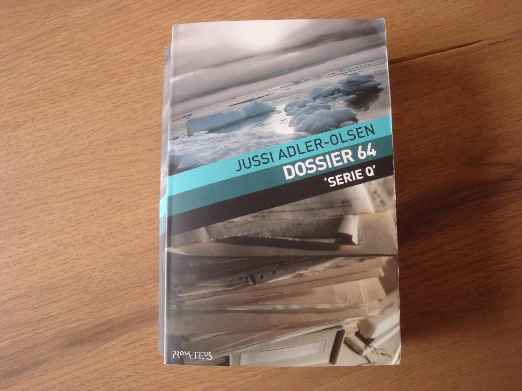 Jussi Adler Olsen - Dossier 64 - serie Q, Boeken, Ophalen of Verzenden, Gelezen, Jussi Adler-Olsen