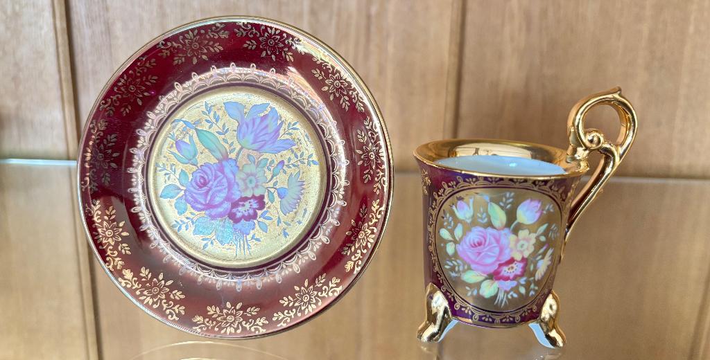 Vintage kop en schotel met pootjes – Ohashi China, Verzamelen, Ophalen of Verzenden, Zo goed als nieuw, Porselein, Kop en/of schotel