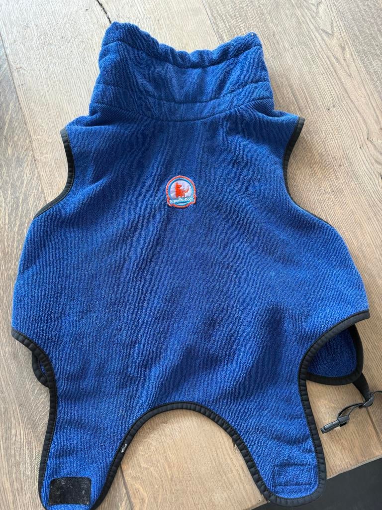 Chilcoat hondenbadjas incl mouwen superfurdogs., Dieren en Toebehoren, Ophalen of Verzenden, Zo goed als nieuw