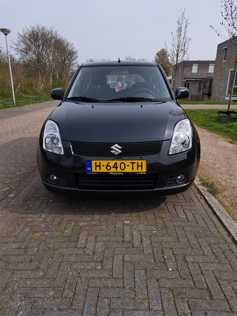 Suzuki Swift 1.3 3D 2007 Zwart, Auto's, 31 €/maand, Zwart, Handgeschakeld, Grijs