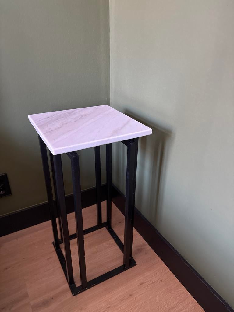 2 nachtkastjes zwart metalen frame en marmeren blad, Huis en Inrichting, Slaapkamer | Nachtkastjes, Ophalen, Minder dan 45 cm