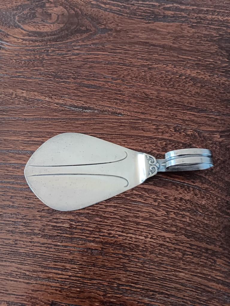 Verzilverde taartschep, Ophalen