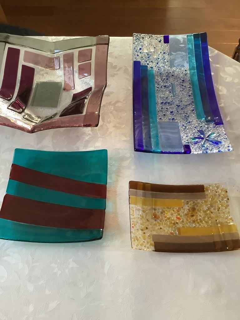 4 nieuwe glazen schalen gekleurd glas, Ophalen