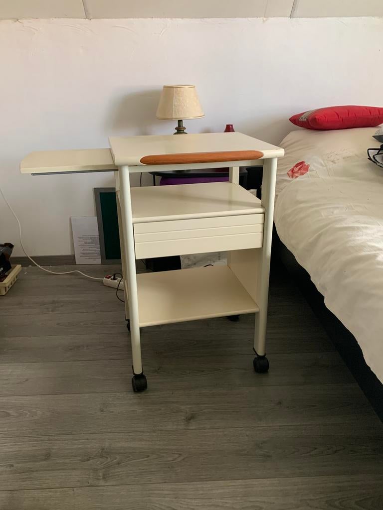 Zeer degelijk AUPING seniorenbed met  nachtkastje, Ophalen, Verstelbaar, 90 cm, Eenpersoons