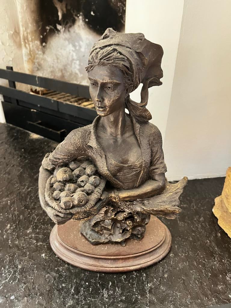 Bronzen beeldje Vrouw met fruitmand op houten sokkel, Verzamelen, Beelden en Beeldjes, Ophalen, Gebruikt, Mens