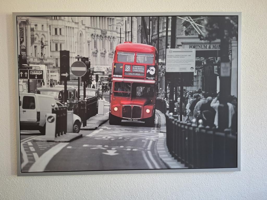Grote z/w foto in frame van rode bus in Londen, Ophalen, 125 cm of meer, Zo goed als nieuw, Foto of Poster